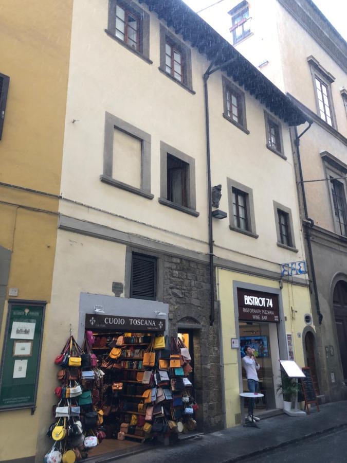 Via Dei Servi 6 *